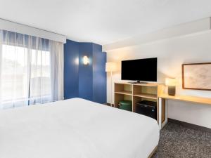 King Room with Bath Tub - Mobility/Hearing Access room in Sleep Inn and Conference Center