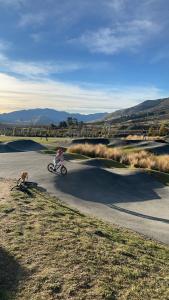 Hanleys Private Room near Ski Airport