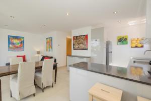 Cozy holiday home by the beach in Costabella, Marbella