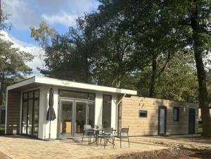 Huisje Bosrijk met hottub - هيليندورن