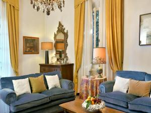 Apartment with swimming pool