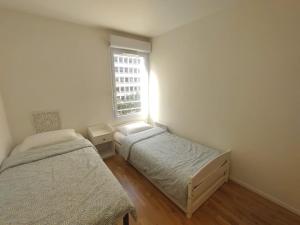 2BR, Salon, Parking La Défense, 10 min walk to metro