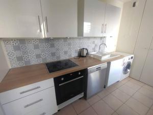 2BR, Salon, Parking La Défense, 10 min walk to metro