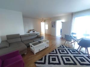 2BR, Salon, Parking La Défense, 10 min walk to metro