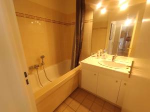 2BR, Salon, Parking La Défense, 10 min walk to metro