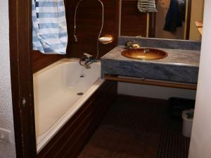 Studio calme, balcon sud, skis aux pieds, 100m des remontées et commerces - FR-1-322-575