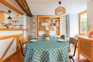 Maisons de vacances Gite de la Tour pour 10 personnes a Ganac : photos des chambres