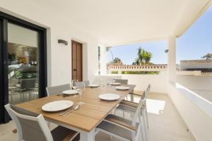 Cozy holiday home by the beach in Costabella, Marbella