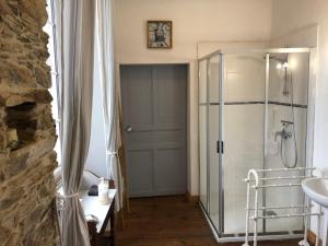 B&B / Chambres d'hotes Ancien hotel aux moines Pierrefitte St Lo : photos des chambres