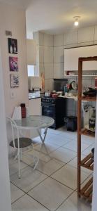 Apê simples, completo e bem localizado!