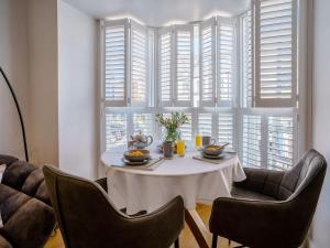 1 Bed in Tenby 82836