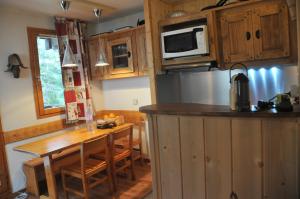 Appartements P2-3 esprit chalet sur les pistes de Courchevel : photos des chambres