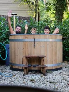 Forest Finest, luxe chalet met HOT TUB mooie overkapping en prachtige tuin met veel privacy - 洪德洛