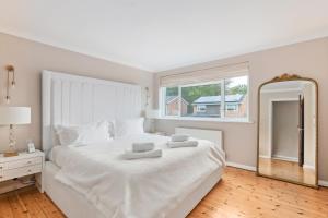 Guildford - 4 Bedroom House - Private Parking