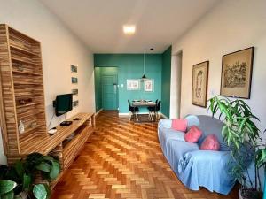 Copacabana 2 qts: confortável na quadra da praia!