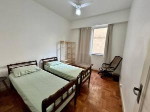 Copacabana 2 qts: confortável na quadra da praia!