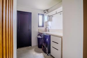 Casa moderna c piscina ao lado do Surfland ROI009