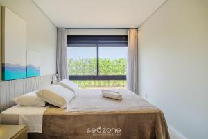 Casa moderna c piscina ao lado do Surfland ROI009