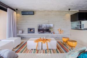 Casa moderna c piscina ao lado do Surfland ROI009