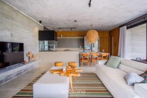 Casa moderna c piscina ao lado do Surfland ROI009