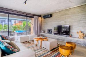 Casa moderna c piscina ao lado do Surfland ROI009