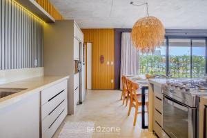 Casa moderna c piscina ao lado do Surfland ROI009