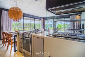 Casa moderna c piscina ao lado do Surfland ROI009