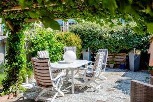 Apartment Garden & Bed