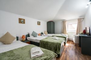 Triple Room room in Flower's B&B