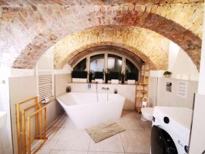 INVAL by ROCKCHAIR Apartments l SUPERHOST Status l 2 Bedrooms Boxspringbeds 2 Bathrooms in City Center "Mitte" - Cozy Maisonette Family & Business Flair welcomes you!