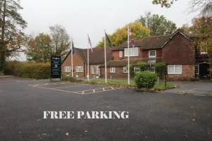 Trivelles Waterhall Country Gatwick Hotel & airport parking - 查尔伍德
