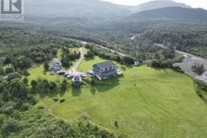 The Sullivan Suite 5 Bedroom home, on 5 acres in Gros Morne - Trout River