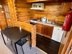 Self catering log cabin 5 mins from Kilkenny City Eircode R95 HH9W