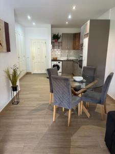 Top Terrassen Wohnungen, direkt am Strand, 25 m beheiztem Pool, Wifi free, free parking