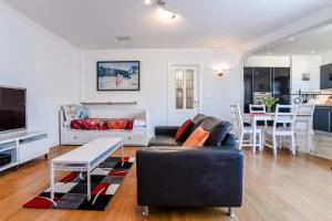 Studio Tara at the Beach with Private Parking