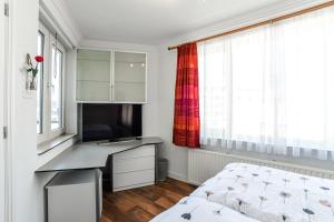 Studio Tara at the Beach with Private Parking