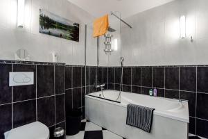 Studio Tara at the Beach with Private Parking