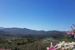 Spacious Retreat with Captivating Mnt View - Sotiriánika