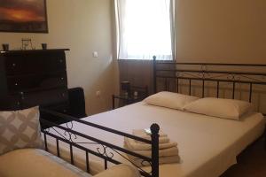 Spacious Retreat with Captivating Mnt View