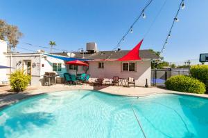 Heated pool, Sports Court, Pool table, King beds