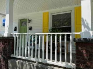 The Yellow-Shuttered House apt B - 赫米蒂奇