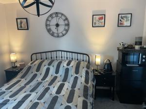 Cosy home from home with PRIVATE BATHROOM - FREE PARKING