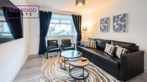 SPACIOUS 3 BEDROOM 2 BATHROOM SERVICED HOUSE WITH FREE ON STREET PARKING, FREE WiFi, PERFECT FOR BUSINESS STAYS, FAMILIES, RELOCATIONS, EXTENDED STAYS, AND EMERGENCY ACCOMMODATION by REDWOOD STAYS