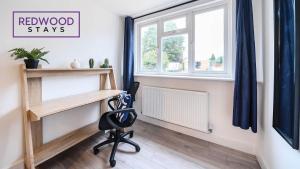 Spacious 3-Bedroom Serviced House, Free On-Street Parking, Free WiFi By Redwood Stays