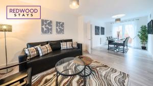 SPACIOUS 3 BEDROOM 2 BATHROOM SERVICED HOUSE WITH FREE ON STREET PARKING, FREE WiFi, PERFECT FOR BUSINESS STAYS, FAMILIES, RELOCATIONS, EXTENDED STAYS, AND EMERGENCY ACCOMMODATION by REDWOOD STAYS