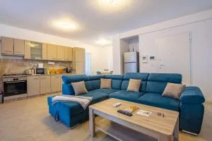 ATENEO - TREVI 2 Rooms, Modern Apartment DeLuxe, BIG Terrace, Plus FREE Parking - Arad