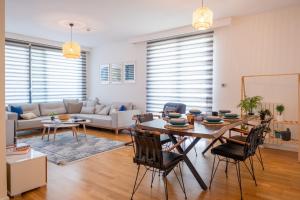 Golden Stones House Garden And Lake View