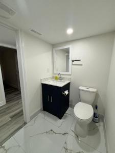 Bright Queen Room close to Sheridan College and Airport