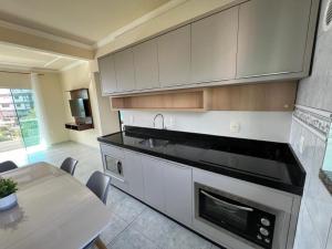 Aprecie Mariscal Nesta Hospedagem a 150 M do Mar - V4