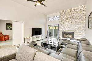 16 Mi to Dtwn Phoenix Home with Patio and Fireplace!